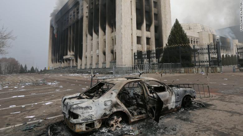 1월 6일 목요일, 카자흐스탄 알마티의 시장 사무실이 시위대에 의해 불태워진 지 하루 만에 모습을 드러냅니다.