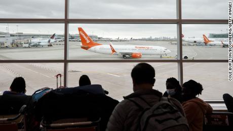 Pasajeros de fiesta están atrapados en México después de que las aerolíneas se nieguen a llevarlos a casa