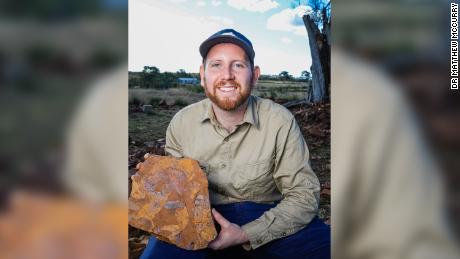 澳大利亚博物馆研究所的古生物学家 Matthew McCurry（上图）及其同事曾七次访问该化石遗址。 