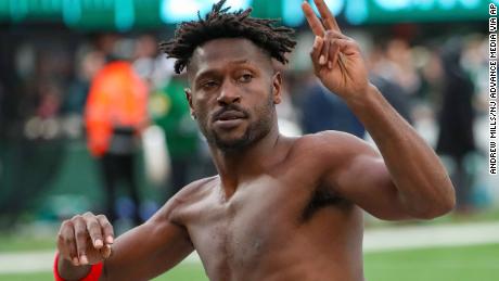 Antonio Brown gestures to the crowd as he leaves the field while his team&#39;s offense is on the field against the New York Jets.
