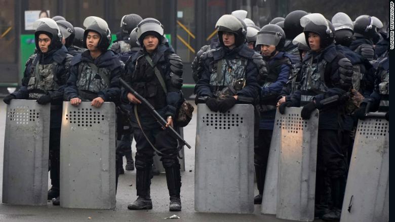 2022년 1월 5일 카자흐스탄 알마티에서 진압경찰이 시위를 지켜보고 있다.