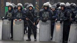 Pemimpin Kazakhstan memberikan perintah ‘bunuh tanpa peringatan’, saat mayat tergeletak di jalanan