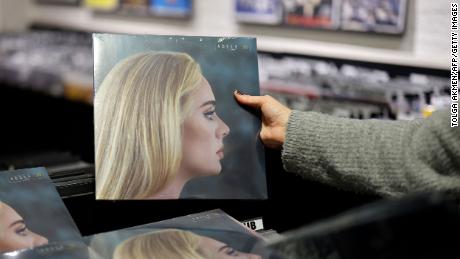 Los datos muestran que las ventas tanto de vinilos como de CD aumentarán en 2021, impulsadas por Adele