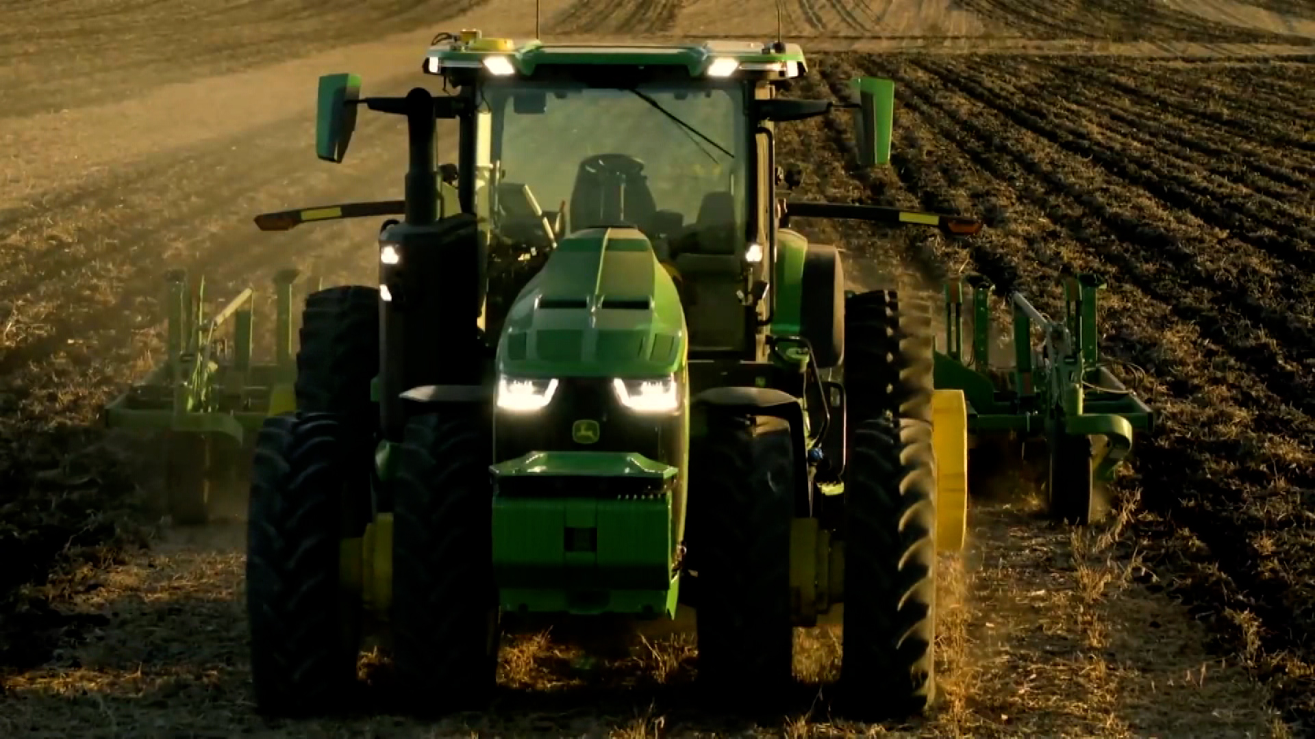 Este tractor inteligente labra el campo por sí solo