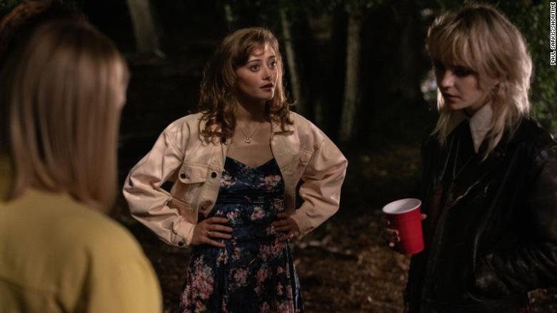 Ella Purnell as Teen Jackie and Sophie Thatcher as Teen Natalie in 