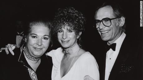Marilyn Bergman, à gauche, et son mari Alan Bergman, à droite, avec Barbra Streisand, au centre, en 1966.