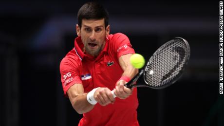 Novak Djokovic z Serbii wykonuje uderzenie z bekhendu podczas Pucharu Davisa 27 listopada 2021 r. na Olympia World w Innsbrucku w Austrii.