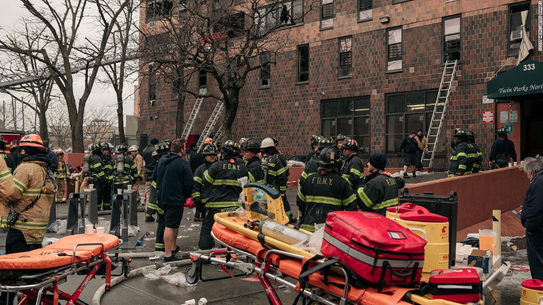 Las autoridades dicen que 19 personas, incluidos nueve niños, murieron en un incendio masivo en un edificio de apartamentos del Bronx.