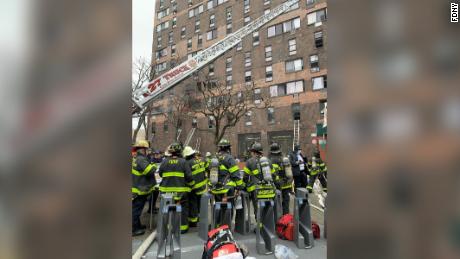 ردت FDNY على حريق خماسي الإنذار في برونكس يوم الأحد.