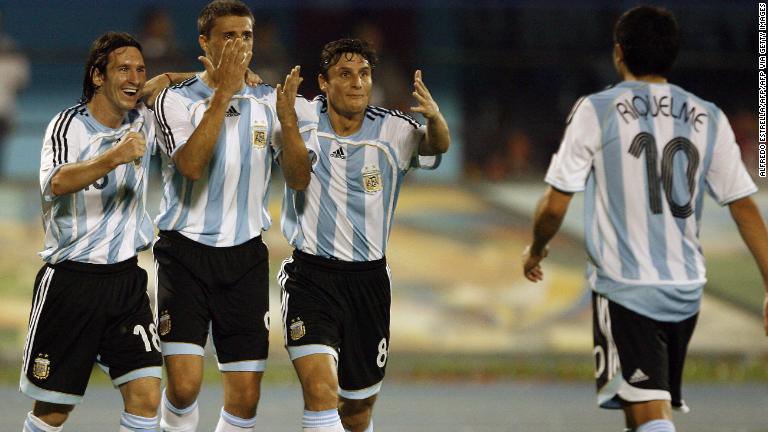 El Pupi presentó la nueva camiseta de Talleres de Remedios de