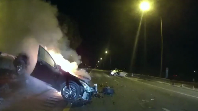 Gemist: New Footage Shows Officers Save Woman Trapped In Burning Car