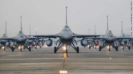 طائرة مقاتلة تايوانية من طراز F-16V تسير على المدرج في قاعدة تشيايي الجوية في 5 يناير.