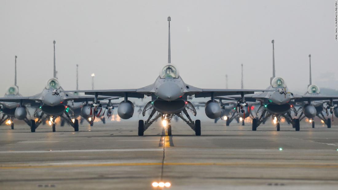 Taiwan menangguhkan pelatihan tempur armada F-16 setelah jet jatuh ke laut