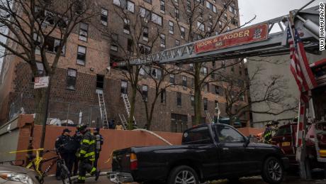スペースヒーターがブロンクスで火事を起こし、8人の子供を含む17人が死亡した