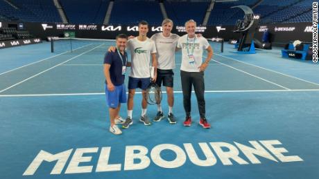 Uma foto twittada por Novak Djokovic, segundo da esquerda, aparentemente de um tribunal de Melbourne.
