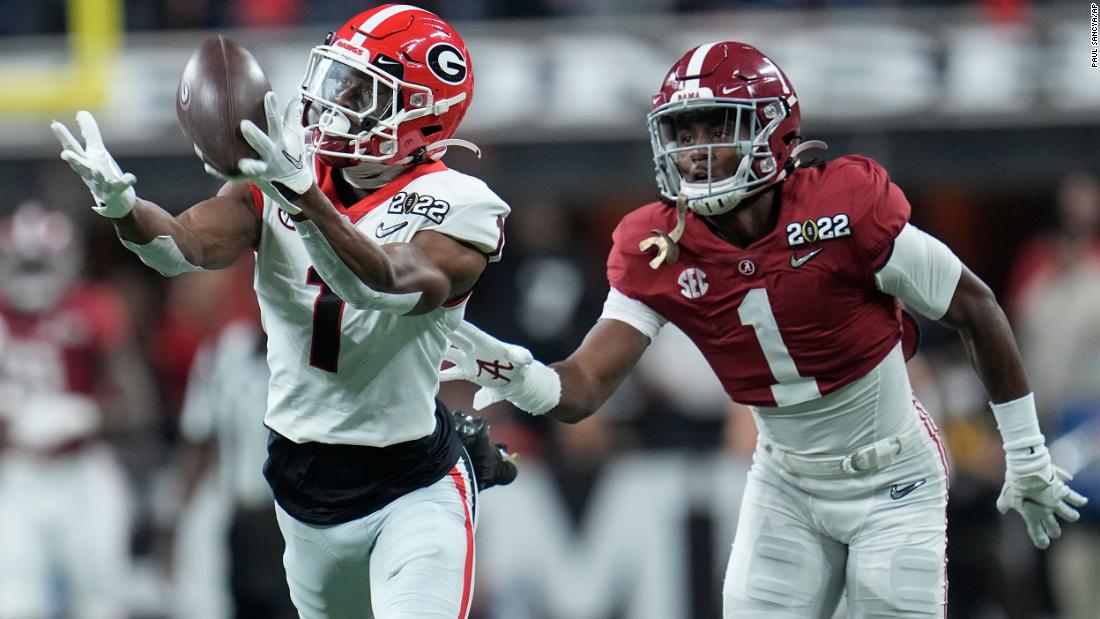 Georgia&#39;s George Pickens makes a diving catch in the first half. It led to a Georgia field goal that tied the game at 3-3.