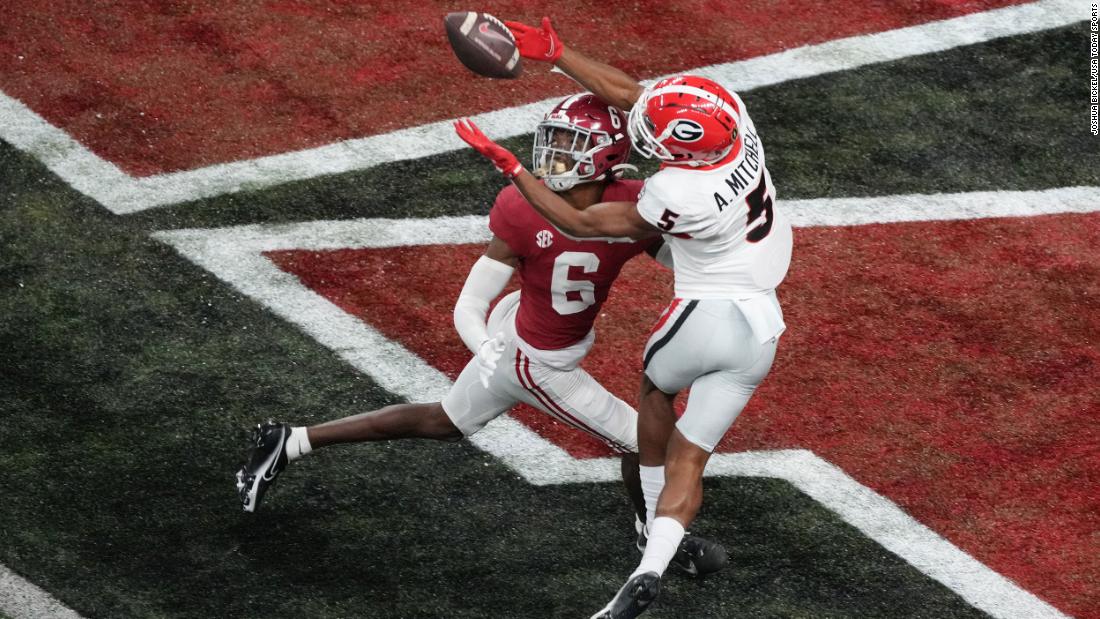 Georgia wide receiver Adonai Mitchell catches a 40-year touchdown pass over Alabama&#39;s Khyree Jackson in the fourth quarter. The touchdown gave Georgia a 19-18 lead.