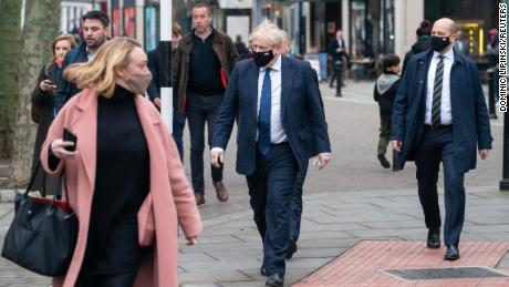 Il primo ministro Boris Johnson a Uxbridge, a ovest di Londra, dopo una visita a una clinica di vaccinazione contro il coronavirus, il 10 gennaio 2022.