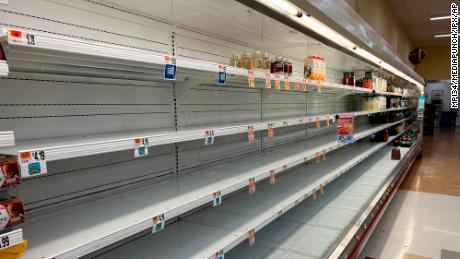 Des étagères vides au cours du week-end dans un supermarché local Giant Foods à Alexandria, en Virginie. 