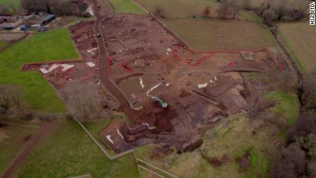 Construction of a railway line has unearthed an ancient Roman settlement in England.
