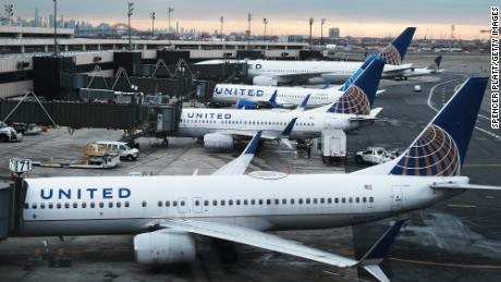 United Airlines cuts flights amid Omicron push