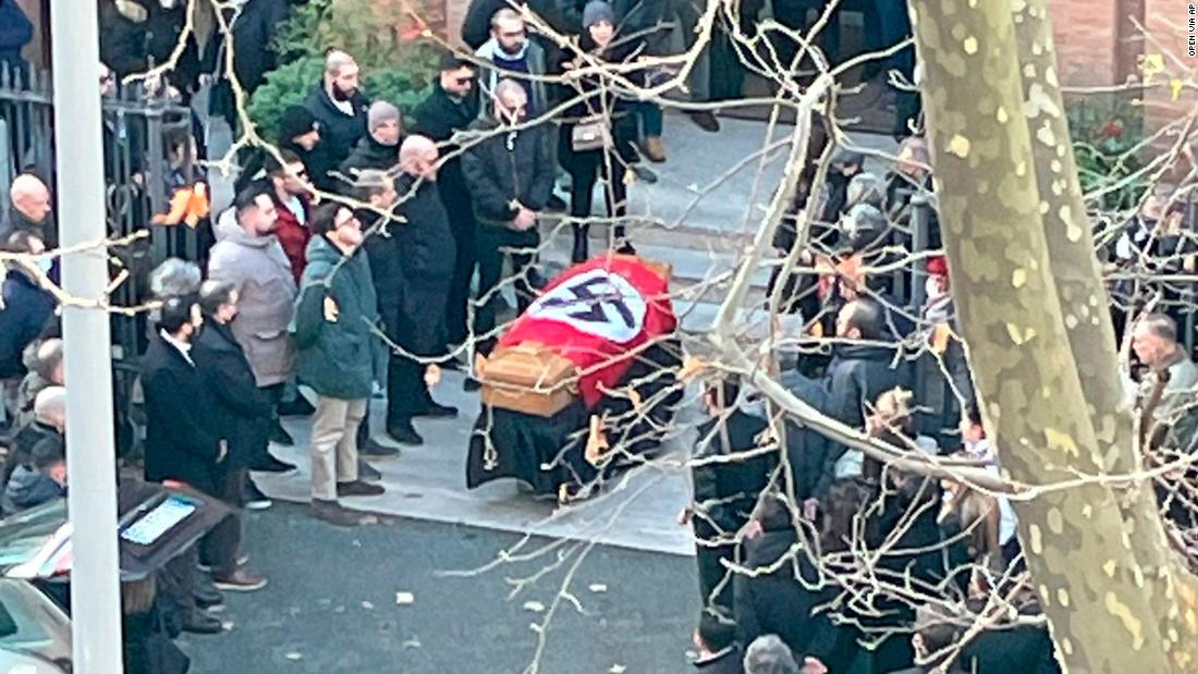 I leader cattolici ed ebrei italiani condannano l’uso della bandiera nazista ai funerali della chiesa