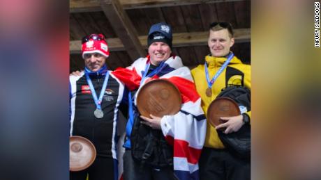 Hodgson feiert 2020 seine Goldmedaille auf Schnee in Zuberec, Slowakei.