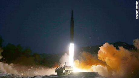 سیستم‌های هشدار اولیه ابتدا نشان دادند که موشک کره شمالی ممکن است به ایالات متحده اصابت کند و باعث درگیری موقت شود