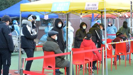 Les résidents font la queue pour les tests Covid à Tianjin le 10 janvier. 