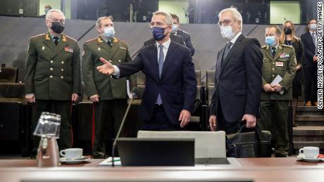 Wakil Menteri Luar Negeri Rusia Alexander Grushko, kanan, dan Sekretaris Jenderal NATO Jens Stoltenberg, tengah, tiba di Dewan NATO-Rusia di markas Aliansi di Brussels, pada 12 Januari 2022. 