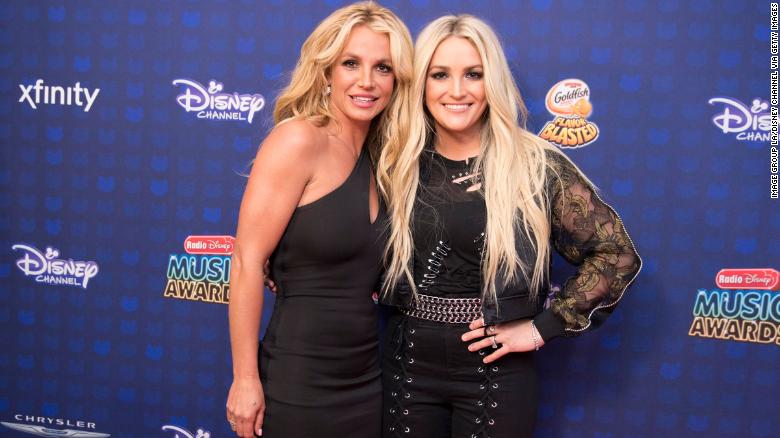 Britney Spears, left, poses with her sister Jamie Lynn Spears.