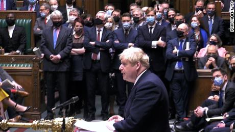Boris Johnson da Inglaterra participa de uma reunião de aniversário, enquanto outras partes do país estão trancadas