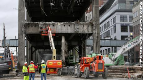 Workers dismantle Seattle&#39;s Alaskan Way Viaduct in 2019.