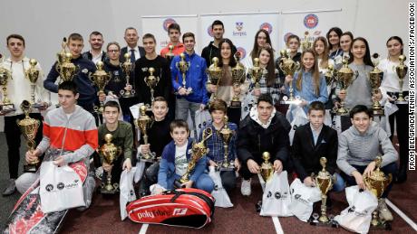 Djokovic foi fotografado na cerimônia de premiação do tênis no dia seguinte ao teste positivo para Kovit-19. 