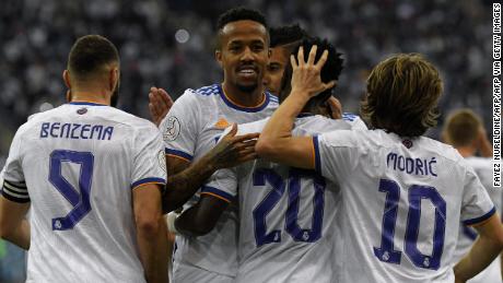 Para pemain Real Madrid merayakan dengan penyerang Brasil Vinicius Junior (20) setelah mencetak gol selama semifinal Piala Super Spanyol melawan Barcelona di stadion Internasional King Fahad di ibukota Saudi, Riyadh.
