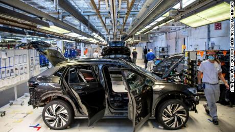 Служители на Volkswagen на полигон за производство на електрически автомобили в Емден, Германия. 