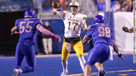 Allen throws for the Wyoming Cowboys against Boise State on October 21, 2017.