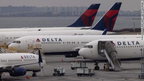Delta earnings fall far short of expectations because of high fuel costs and service problems 