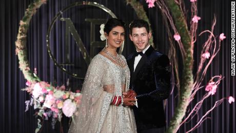 Los recién casados ​​Priyanka Chopra y Nick Jonas posan para fotografías durante una recepción en Nueva Delhi el 4 de diciembre de 2018. 