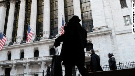 Dow falls as big banks get pummeled