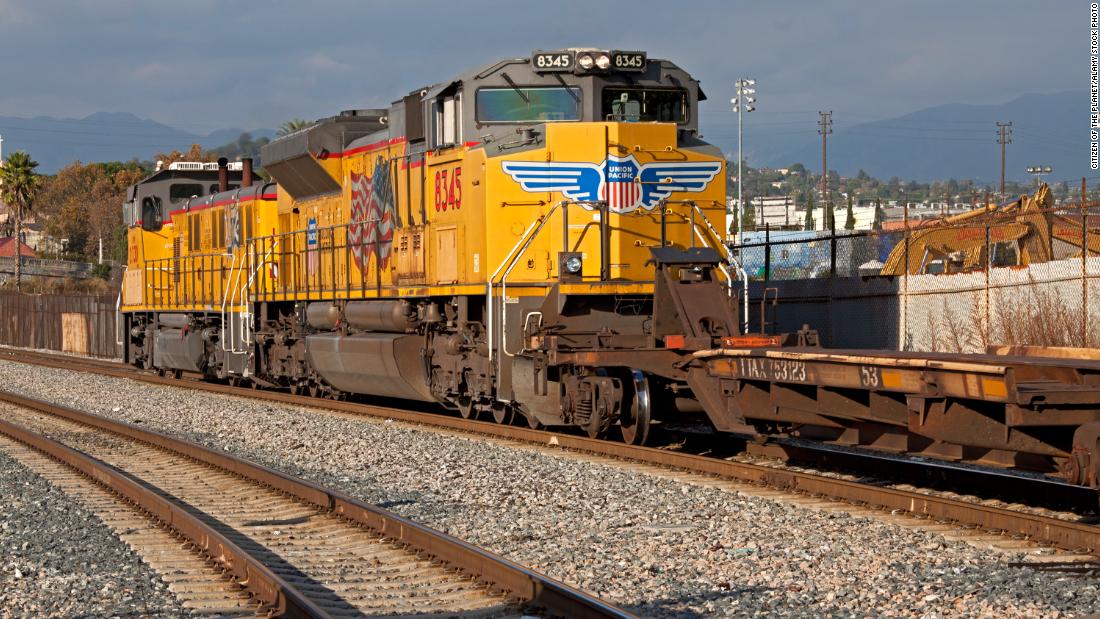 Thieves in LA are looting freight trains filled with
packages from UPS, FedEx and Amazon - CNN