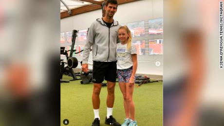 Efremova com Novak Djokovic, o número um do mundo para os homens.