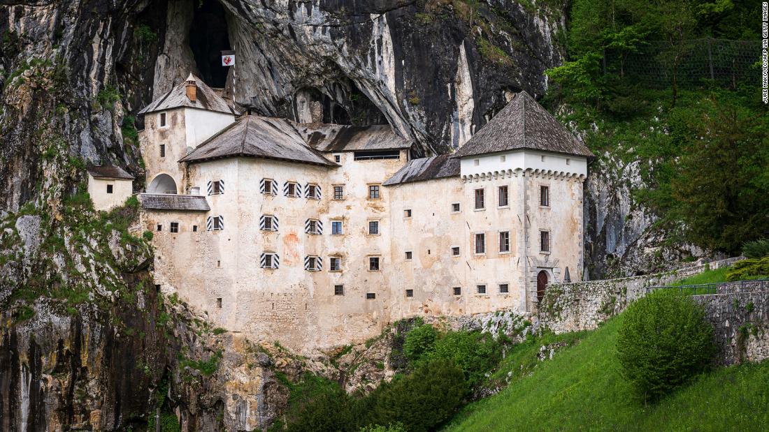 Predjama: die größte Höhlenburg der Welt