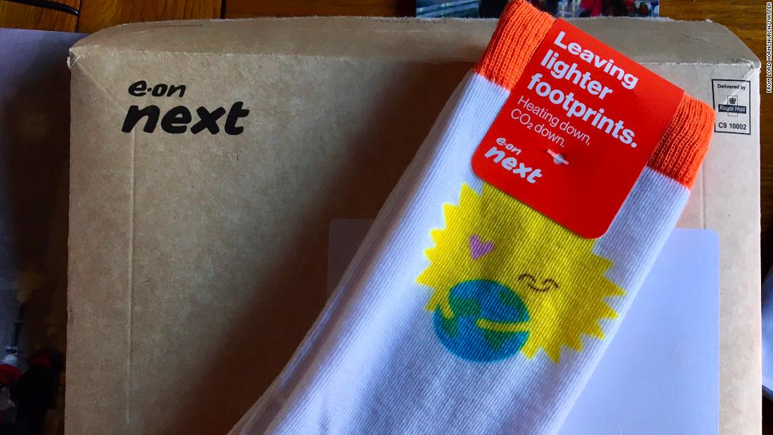 Perusahaan energi Inggris meminta maaf setelah mengirim ribuan kaus kaki pelanggan selama krisis
