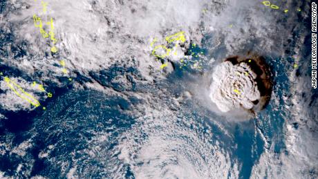 Une image satellite prise par Himawari-8, un satellite météorologique japonais, et publiée par l'agence, montre une éruption volcanique sous-marine dans la nation pacifique des Tonga le samedi 15 janvier 2022. 