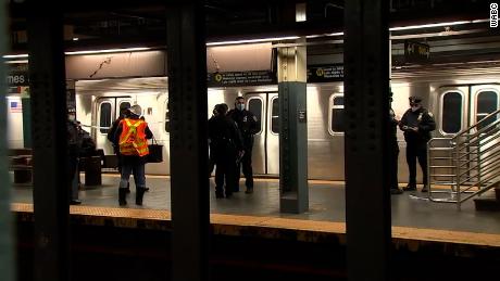 La policía de Nueva York realiza un arresto en relación con la muerte de una mujer que fue empujada frente a un tren