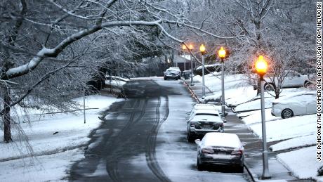 Salju turun pada Sabtu malam dan Minggu pagi di Overton Park di Memphis, Tennessee.