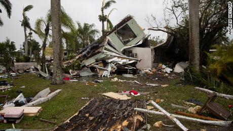 तूफान फ्लोरिडा ने दर्जनों घरों को नष्ट कर दिया, 7,000 ग्राहकों को बिजली के बिना छोड़ दिया