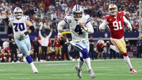 Prescott corre contra los San Francisco 49ers.