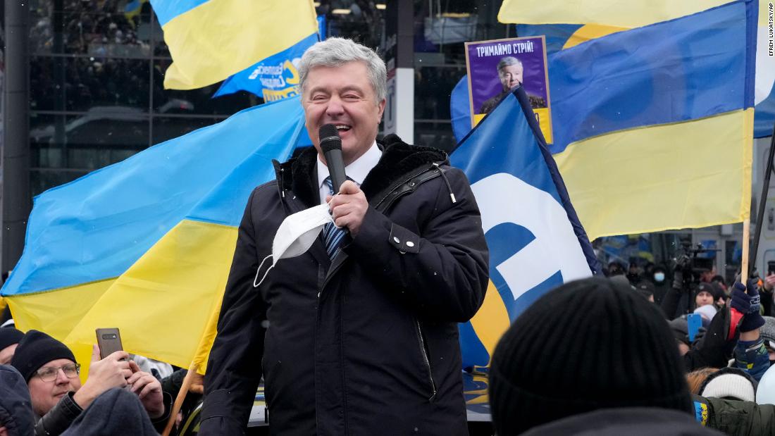 L’ex presidente ucraino sbarca a Kiev per affrontare il caso di tradimento